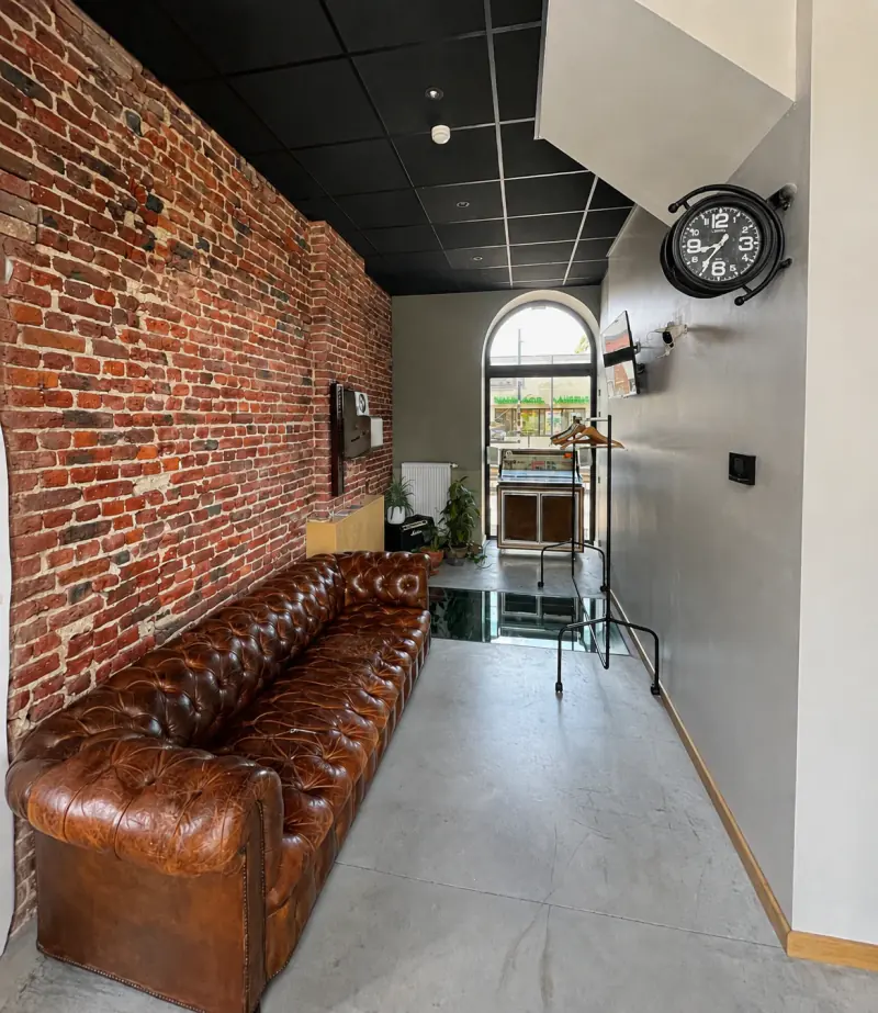 Le canapé en cuir et l’horloge dans le hall de la gare
