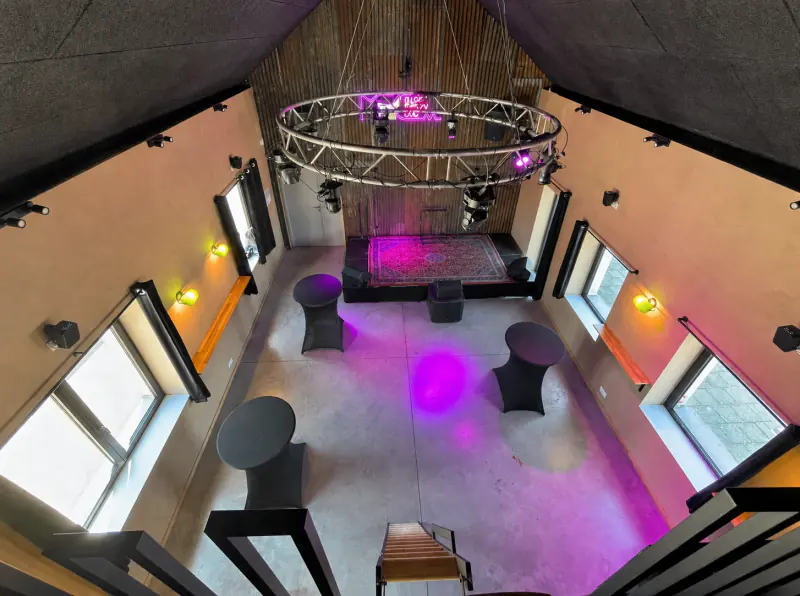La salle vue depuis la mezzanine, sa scène et ses trois mange-debout