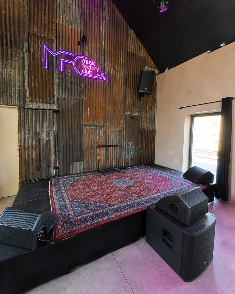 Le tapis de scène, les enceintes et l’enseigne Music Factory Club